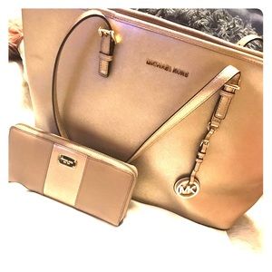 Michael Kors Tote & Wristlet Set